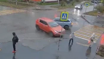 В Свердловской области в результате ДТП автомобиль вылетел на тротуар и сбил ребенка