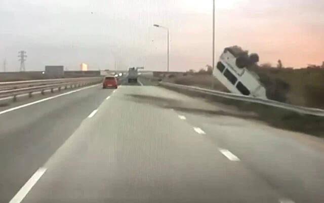  &laquo;Решил поучить&raquo;: под Симферополем &laquo;Газель&raquo; вылетела в кювет и перевернулась