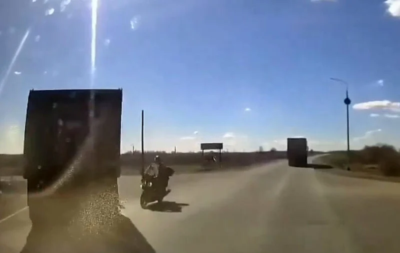  Роковой поворот налево: мотоцикл и грузовик столкнулись в Челябинской области