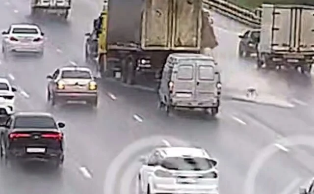  Водитель грузовика &laquo;рассыпал&raquo; мешки с цементом на МКАД