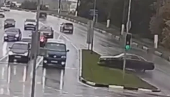  В Белгороде легковой автомобиль вылетел с дороги и снёс светофор