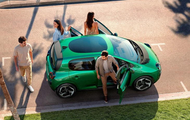 Новый Renault Twingo обрёл необычную панорамную крышу в форме картофелины