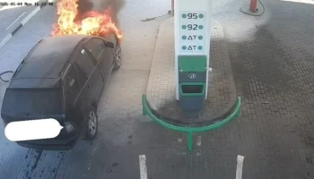  В Беларуси девушка приехала на АЗС на горящей машине