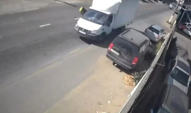  Курьер на электросамокате спровоцировал ДТП в Подмосковье