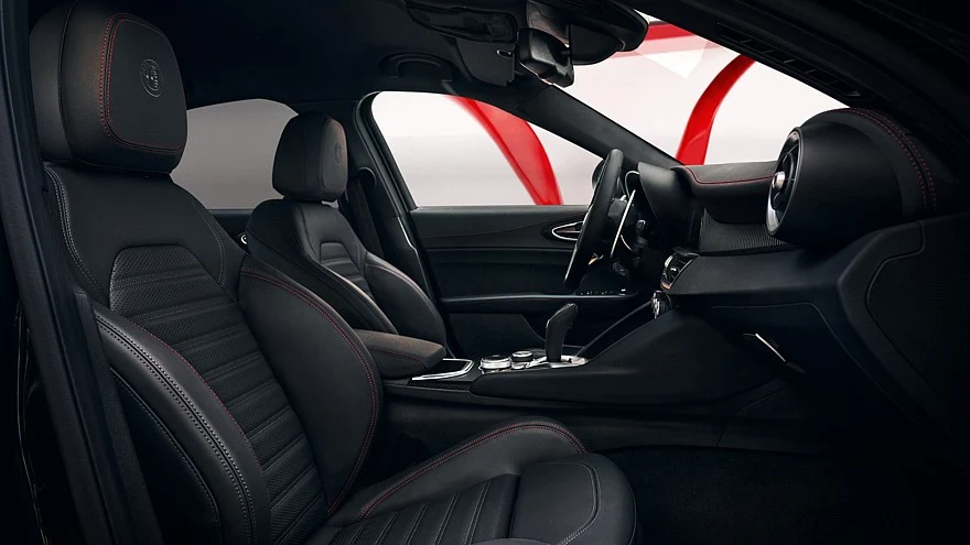 На фото: салон Alfa Romeo Giulia с пакетом Performance Pack
