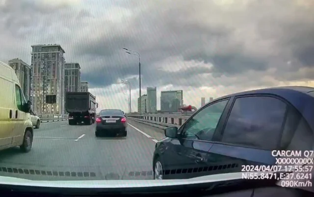  Момент ДТП на СВХ: &laquo;Водитель доказывал инспектору, что помеха справа&raquo;