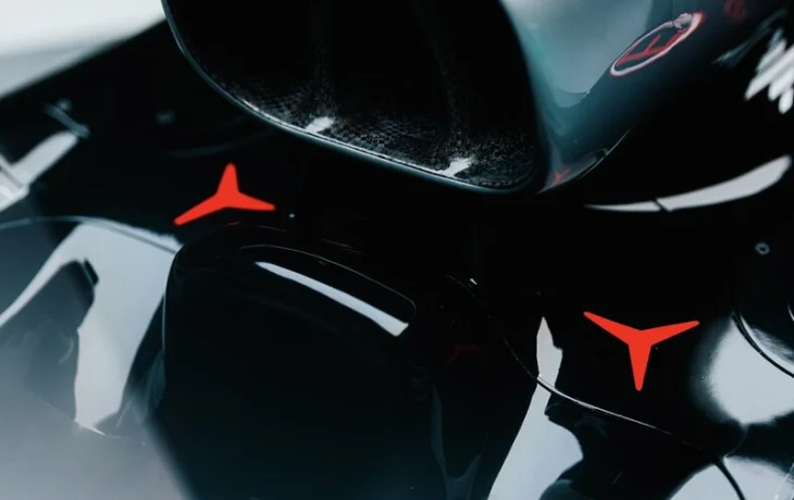 Mercedes-AMG сохранил алые звёзды в память о Ники Лауде