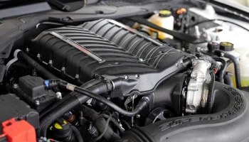 Для Ford F-150 и Mustang с атмосферным V8 готов заводской компрессорный апгрейд