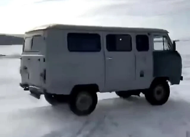  ДТП на льду Байкала: водитель УАЗа пытался перепрыгнуть через трещину и столкнулся с вездеходом