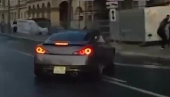  &laquo;Пытался выполнить дрифт&raquo;: в Москве Infiniti врезался в остановку с людьми