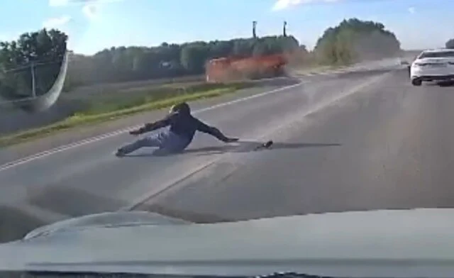  КамАЗ не пропустил мотоциклиста под Новосибирском