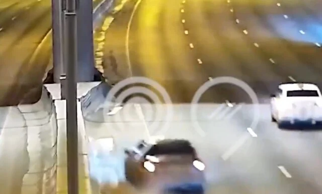  Момент ДТП на МКАД: водитель уснул за рулем, наехал на ограждение и перевернулся