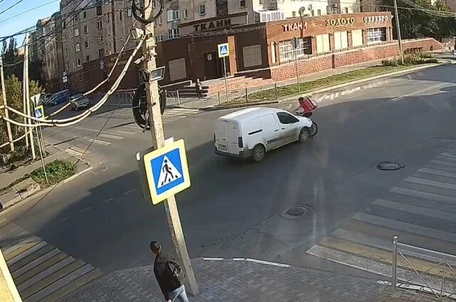  Курьер попал под колеса автомобиля в Омске