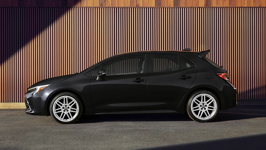 На фото: хэтчбек Toyota Corolla (версия для американского рынка)