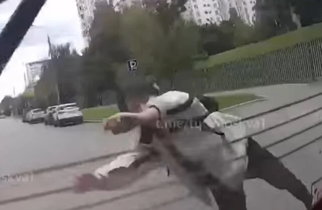  Молодой человек бросился под колеса автобуса на западе Москвы