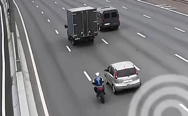  На МКАД мотоциклист пытался играть в &laquo;шашки&raquo; и попал в ДТП