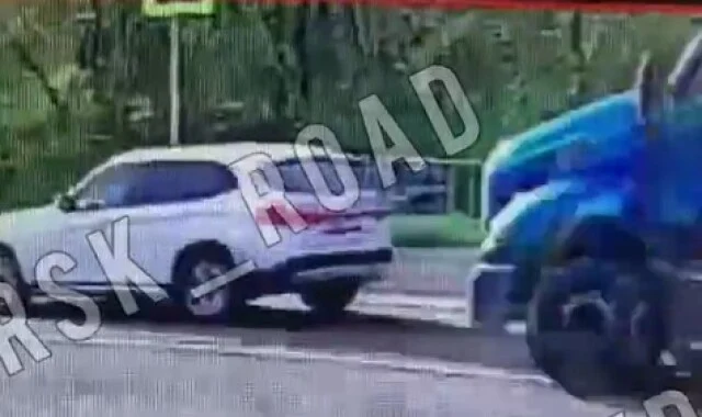  ДТП при въезде в Горный: большегруз смял BMW, который пропускал пешехода