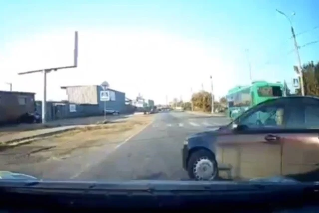  Момент ДТП в Челябинске: водитель обгонял поток машин по встречной полосе