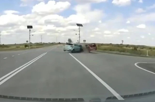  Два автомобиля столкнулись на перекрестке в Станично-Луганском районе