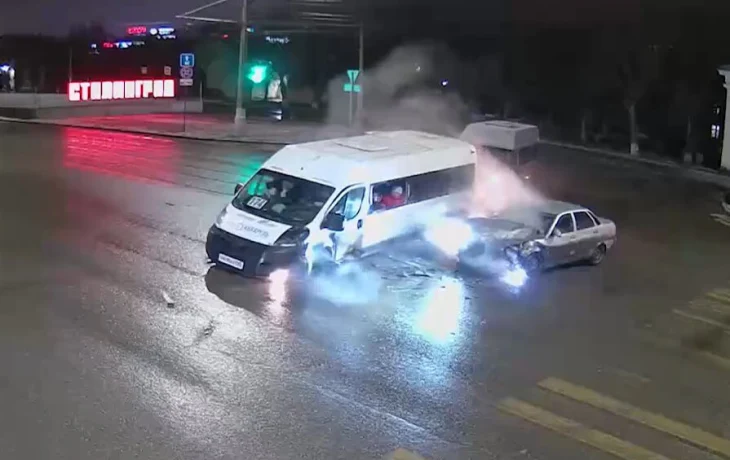  Легковой автомобиль и маршрутка столкнулись в Волгограде: пострадали 7 человек