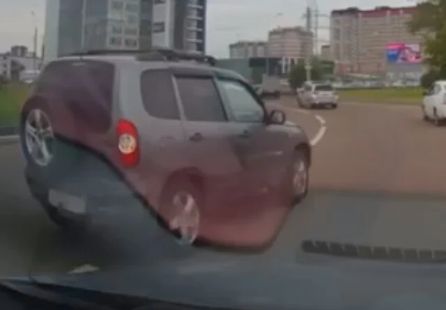  &laquo;Ну я же поворотник включил&raquo;: два авто столкнулись на кольце в Красноярске