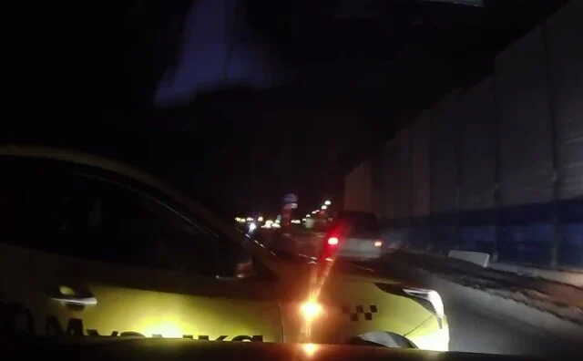  &laquo;Я же поворотник включил&raquo;: момент ДТП с участием таксиста в Москве