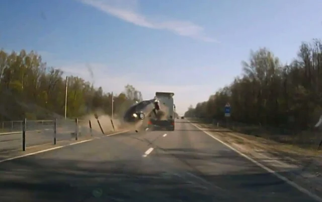  Тягач подмял под себя легковой автомобиль на Минском шоссе в Подмосковье