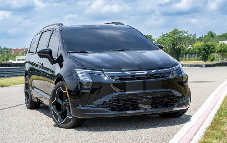 Stellantis подготовил пару концептов на базе обновлённого минивэна Chrysler Pacifica