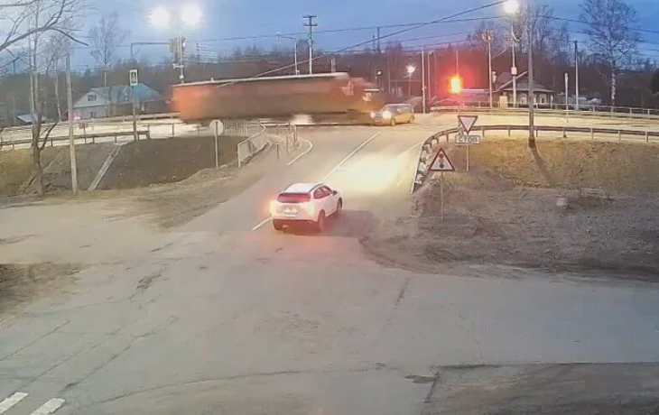  Фура и легковой автомобиль столкнулись на трассе М-8