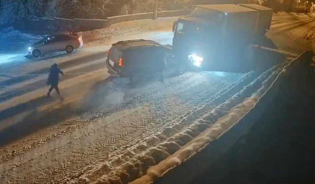  В Архангельской области пьяный водитель внедорожника врезался в грузовик