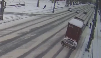  В Екатеринбурге мужчина переходил дорогу и попал под колёса грузовика