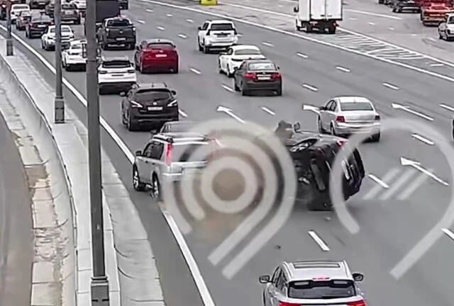  &laquo;Отвлекся на телефон и устроил ДТП&raquo;: камеры запечатлели момент ДТП на МКАД