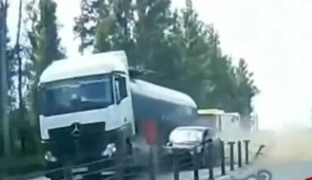  &laquo;Развернуло и отбросило прямо в ограждение&raquo;: фура и легковой автомобиль столкнулись под Вологдой