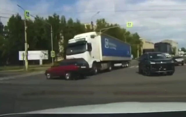  В Костроме водитель &laquo;Фольксвагена&raquo; поворачивал налево и столкнулся с фурой