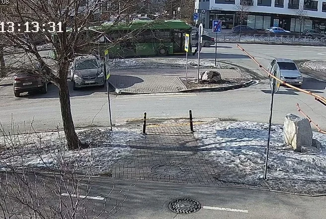  &laquo;Шагнул под автобус&raquo;: камера запечатлела момент наезда на подростка в Тюмени