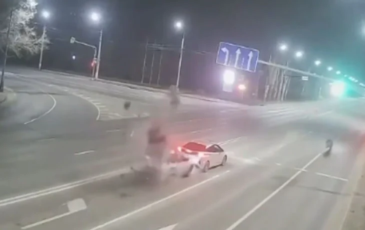  18-летний мотоциклист на скорости врезался в автомобиль ВАЗ-2110 в Луганске