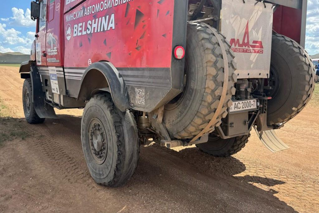 Поврежденное заднее левое колесо на грузовике Сергея Вязовича &copy; Шелковый путь