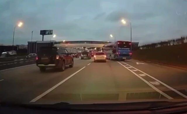  В Москве водитель электробуса пытался &laquo;проучить&raquo; водителя автомобиля