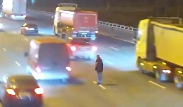  Пешеход решил перейти МКАД и попал под колеса трех автомобилей