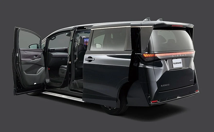 На фото: Nissan Elgrand Step Type
