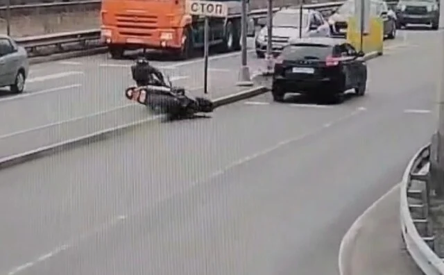  Момент ДТП в Петербурге: женщина на &laquo;Ладе&raquo; подрезала мотоциклиста и скрылась