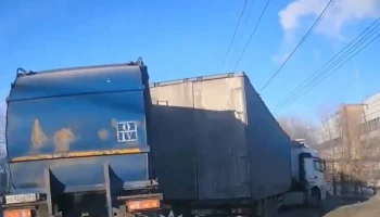  В Тольятти водитель мусоровоза не смог объехать поворачивающую направо фуру