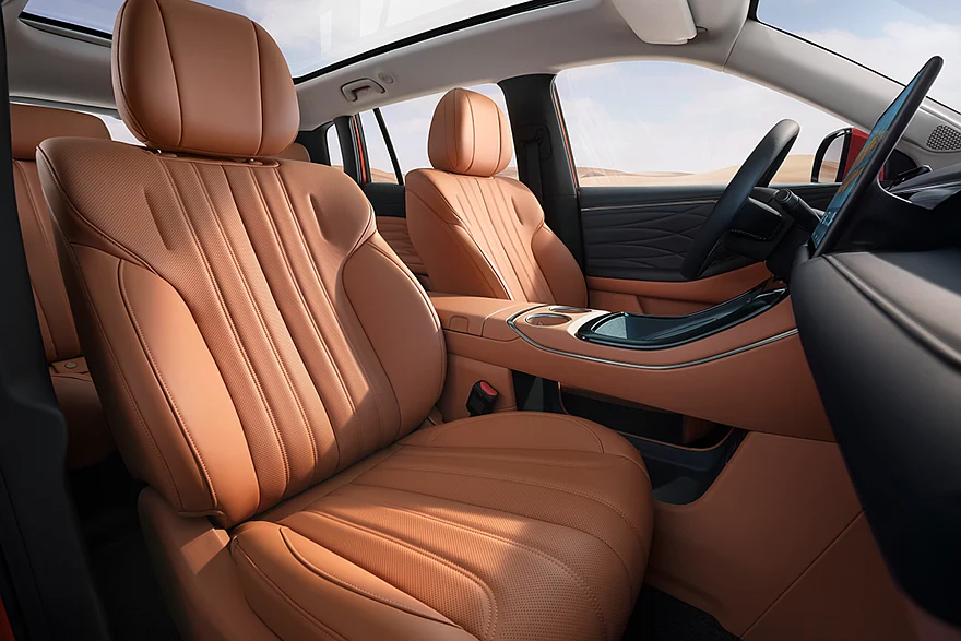 На фото: салон GAC Aion V