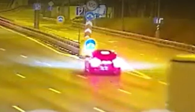  Пропустил поворот: автомобиль перевернулся в результате ДТП на МКАД