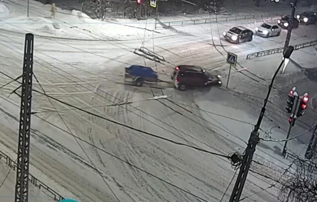  Авария в Петрозаводске: водитель &laquo;Нивы&raquo; пытался проскочить перекресток на желтый и снёс дорожный