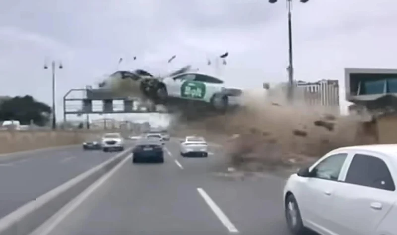  Голливудское ДТП в Баку: такси упало с моста и опрокинуло фургон