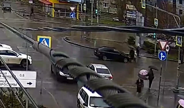  В Волгограде Volkswagen Polo сбил женщину, которая переходила дорогу с ребенком