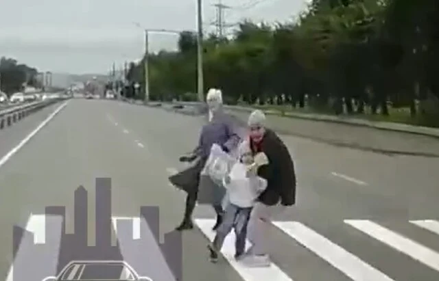  &laquo;Отделались испугом&raquo;: в Красноярске две женщины с ребёнком перебегали дорогу на красный