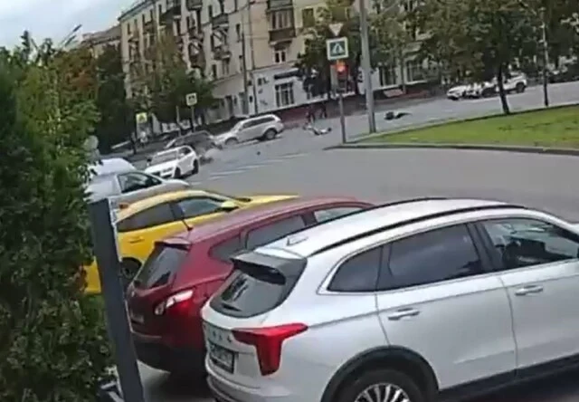  Мотоциклист сломал руки в результате ДТП в Москве