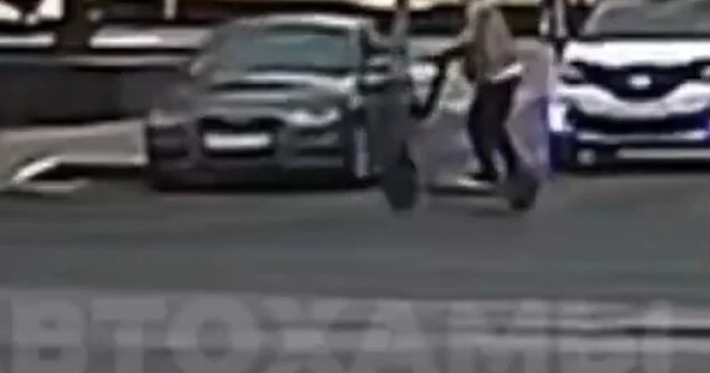  В Туле автомобиль сбил самокатчика, который пытался пересечь проезжую часть на красный